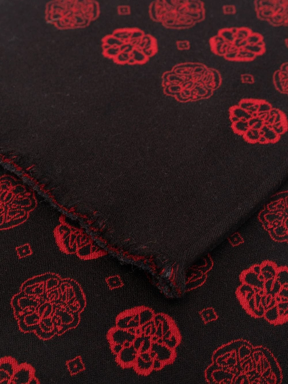 New โ Alexander McQueen Jacquard woven scarf ๐ 3 Alexander McQueen jacquard-woven scarf